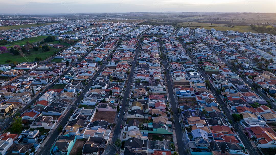 Parque Ecológico de Indaiatuba. Lindo parque no centro da cidade, com árvores e casas. Vista aérea