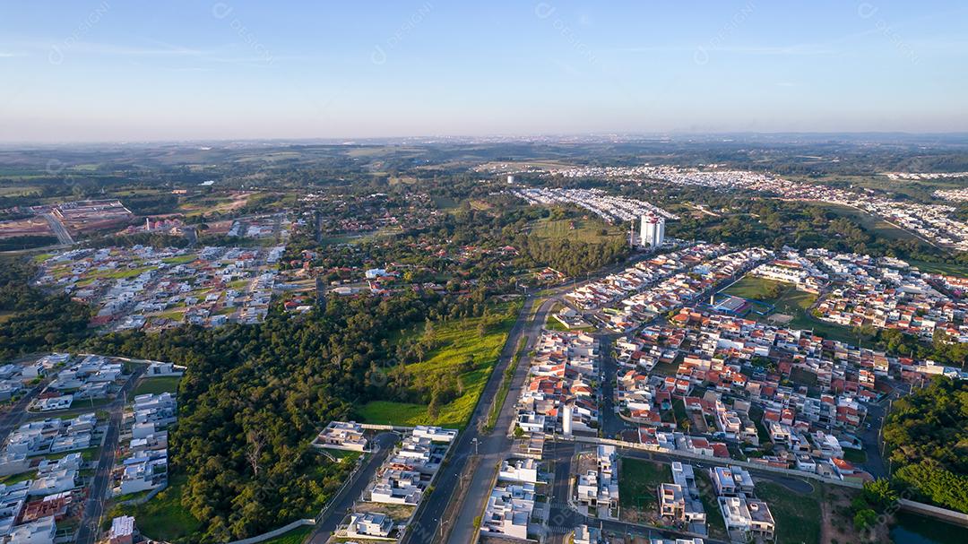 lindas casas modernas em condomínio fechado em Indaiatuba, São Paulo, Brasil. Casas residenciais. Vista aérea.