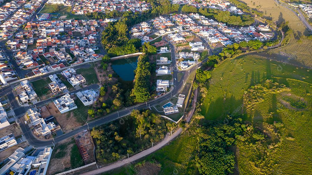 lindas casas modernas em condomínio fechado em Indaiatuba, São Paulo, Brasil. Casas residenciais. Vista aérea.