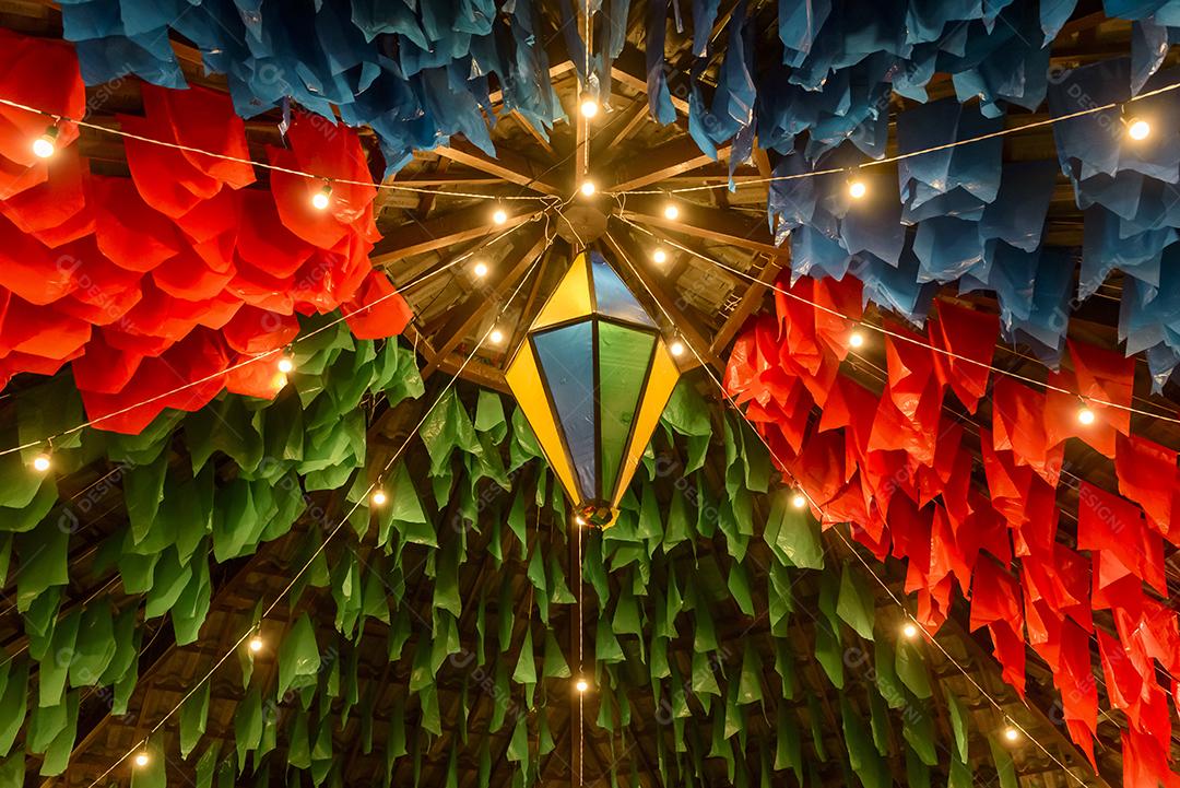 Bandeiras coloridas e balão decorativo para a festa de São João, que acontece em junho no nordeste do Brasil.