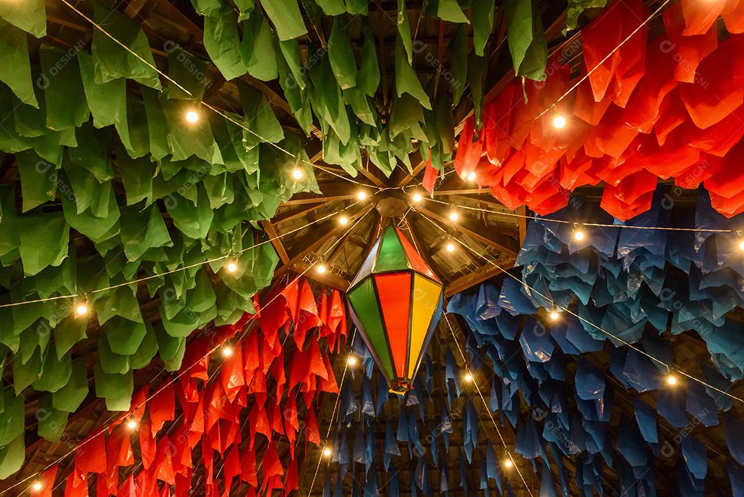 Bandeiras coloridas e balão decorativo para a festa de São João, que acontece em junho no nordeste do Brasil.