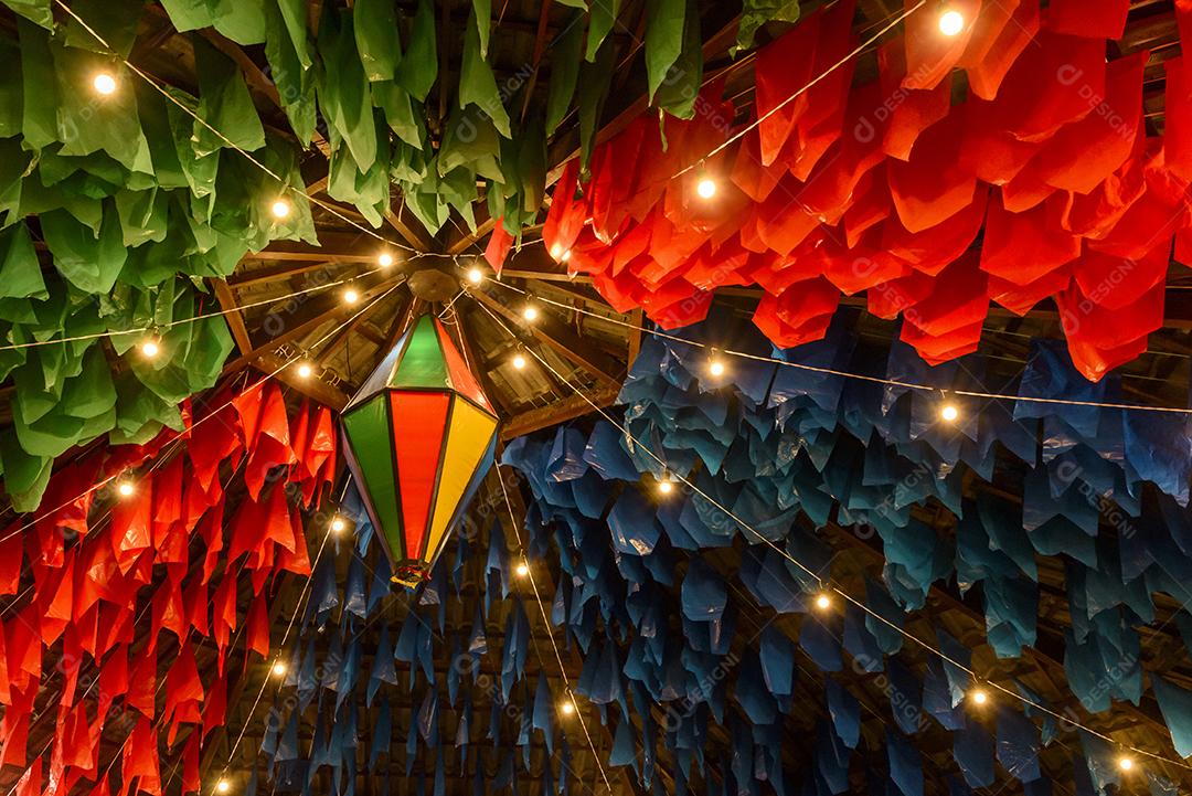 Bandeiras coloridas e balão decorativo para a festa de São João, que acontece em junho no nordeste do Brasil.