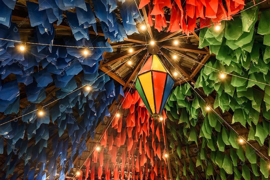 Bandeiras coloridas e balão decorativo para a festa de São João, que acontece em junho no nordeste do Brasil.