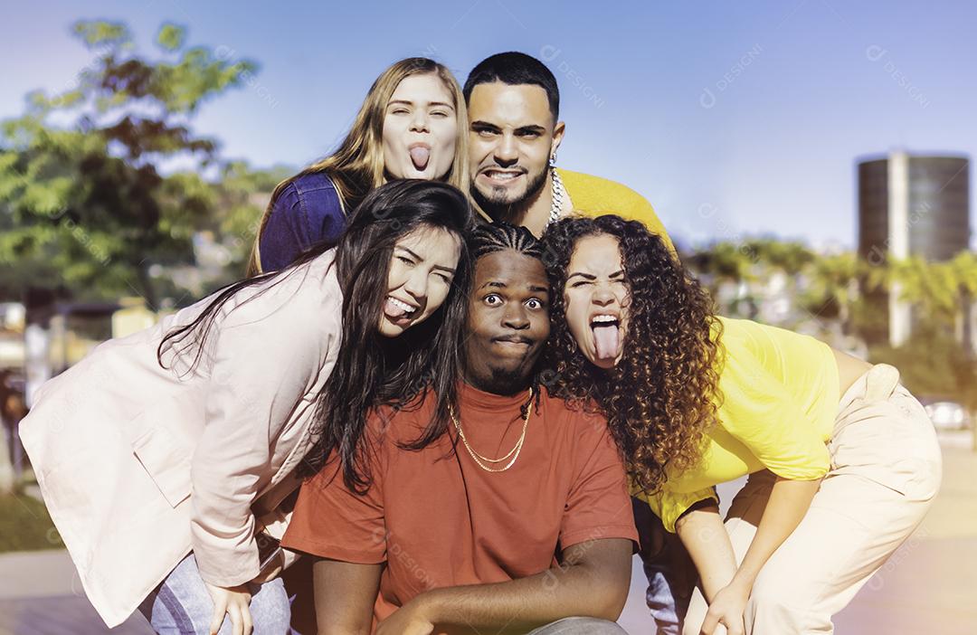 Amigos multiculturais tirando uma selfie louca com a língua para fora - Jovens do milênio se divertindo juntos