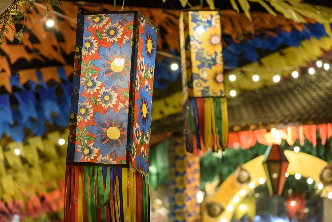 Bandeiras coloridas e balão decorativo para a festa de São João, que acontece em junho no nordeste do Brasil.