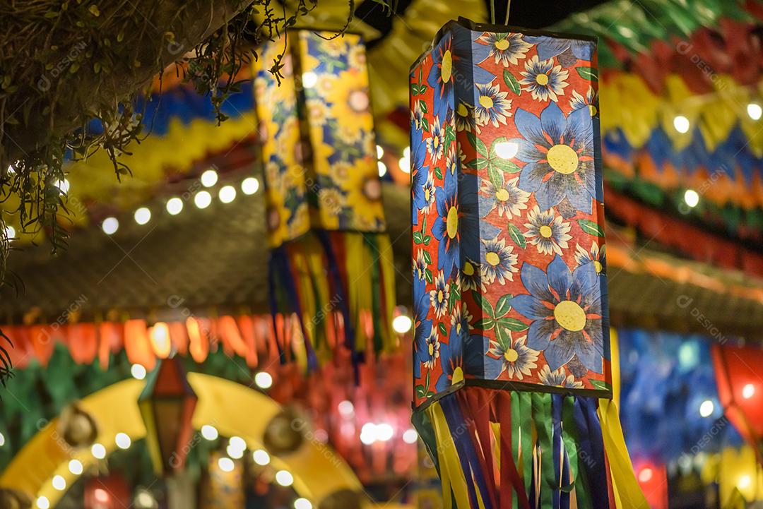 Bandeiras coloridas e balão decorativo para a festa de São João, que acontece em junho no nordeste do Brasil.