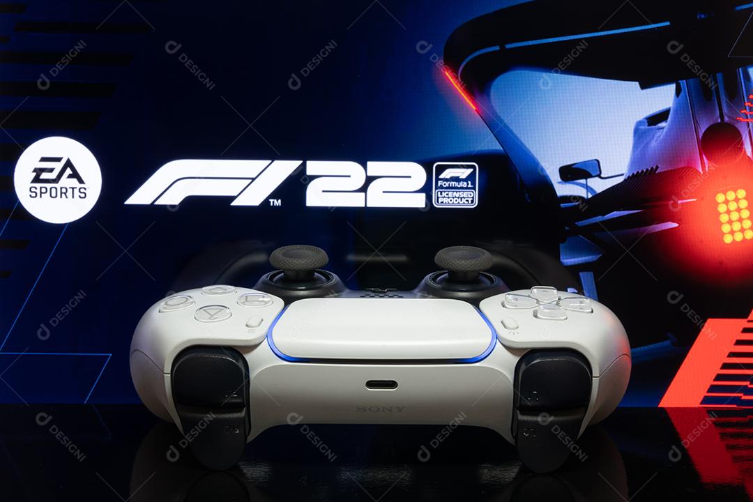 Controlador Playstation 5 com logotipo F1 22 na tela da TV, foco seletivo