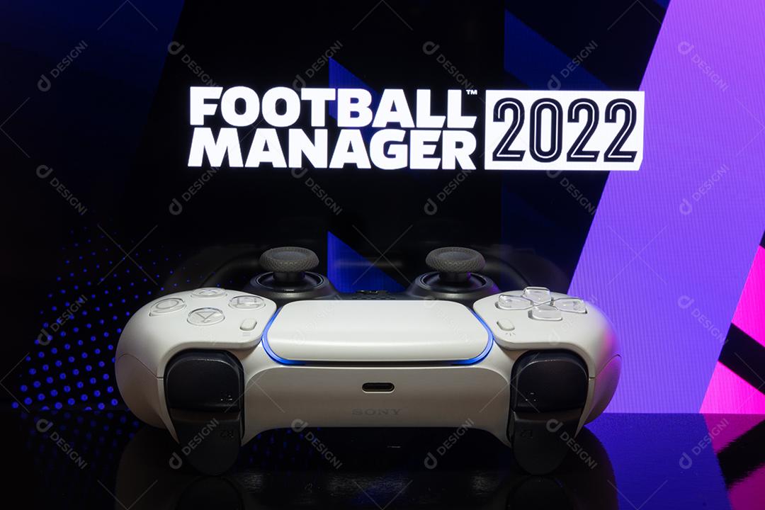 Controlador Playstation 5 com logotipo Football Manager 2022 na tela da TV