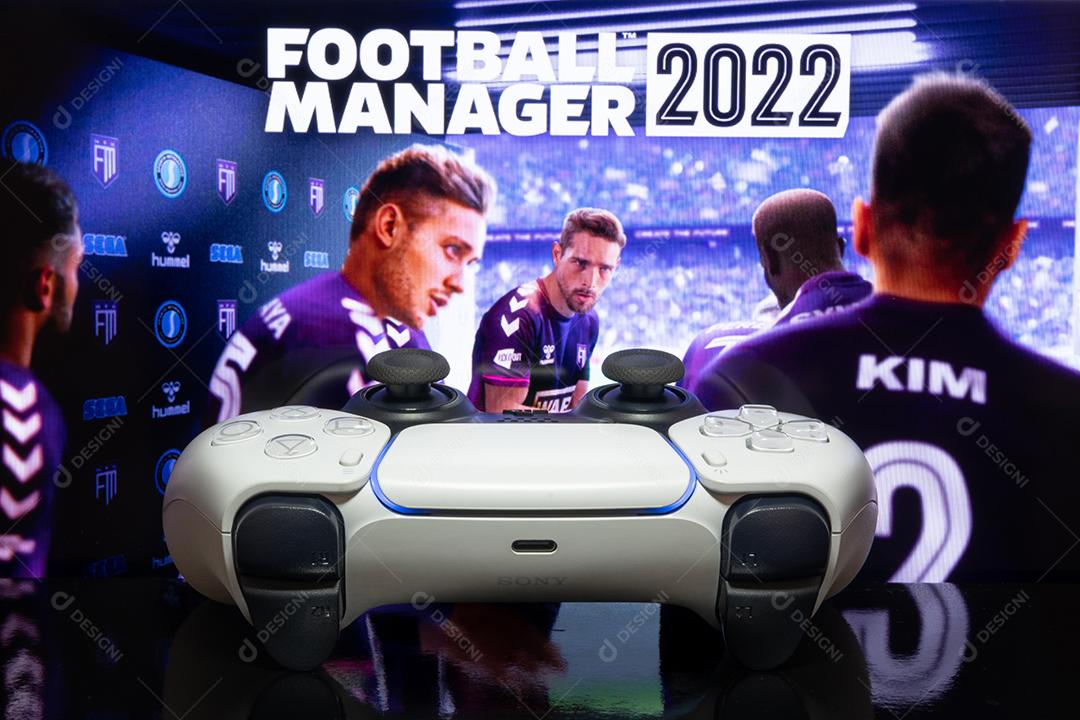 Controlador Playstation 5 com logotipo Football Manager 2022 na tela da TV