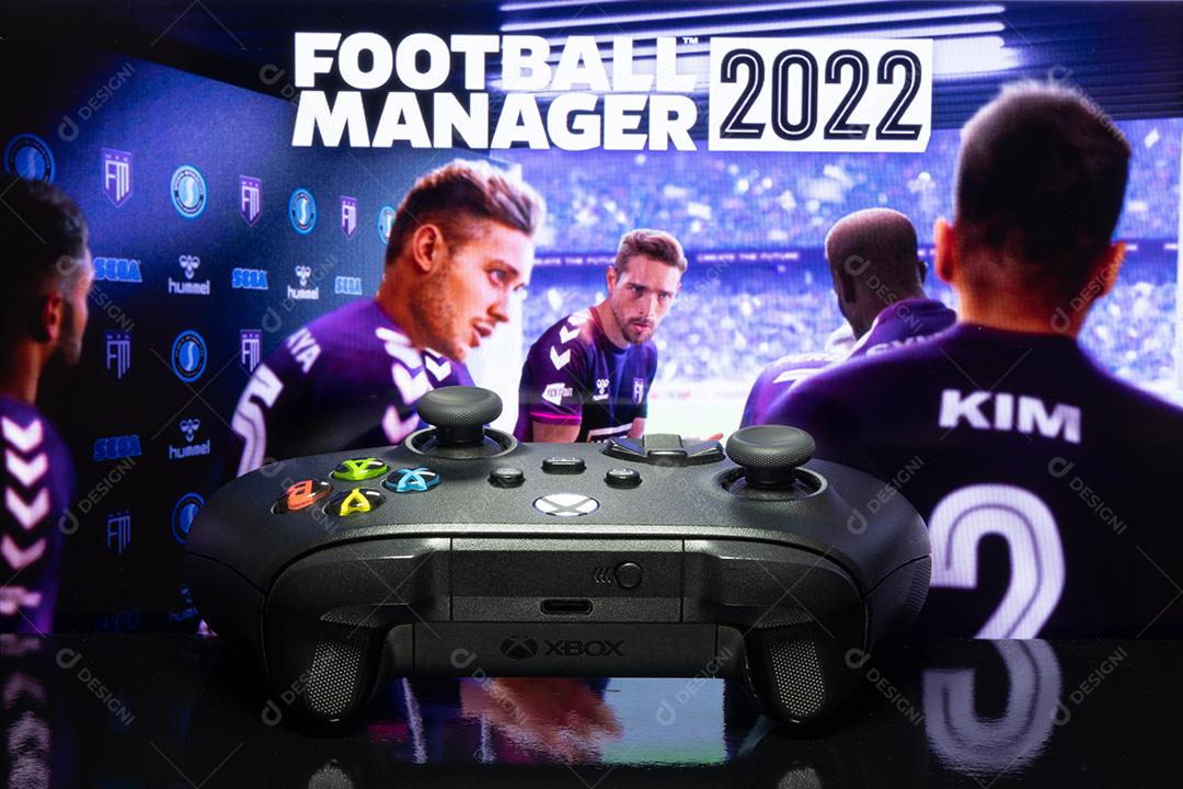 Controlador Xbox Series com logotipo do Football Manager 2022 na tela da TV