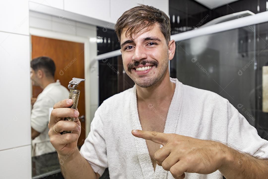 menino barbear e raspar o bigode com o barbeador