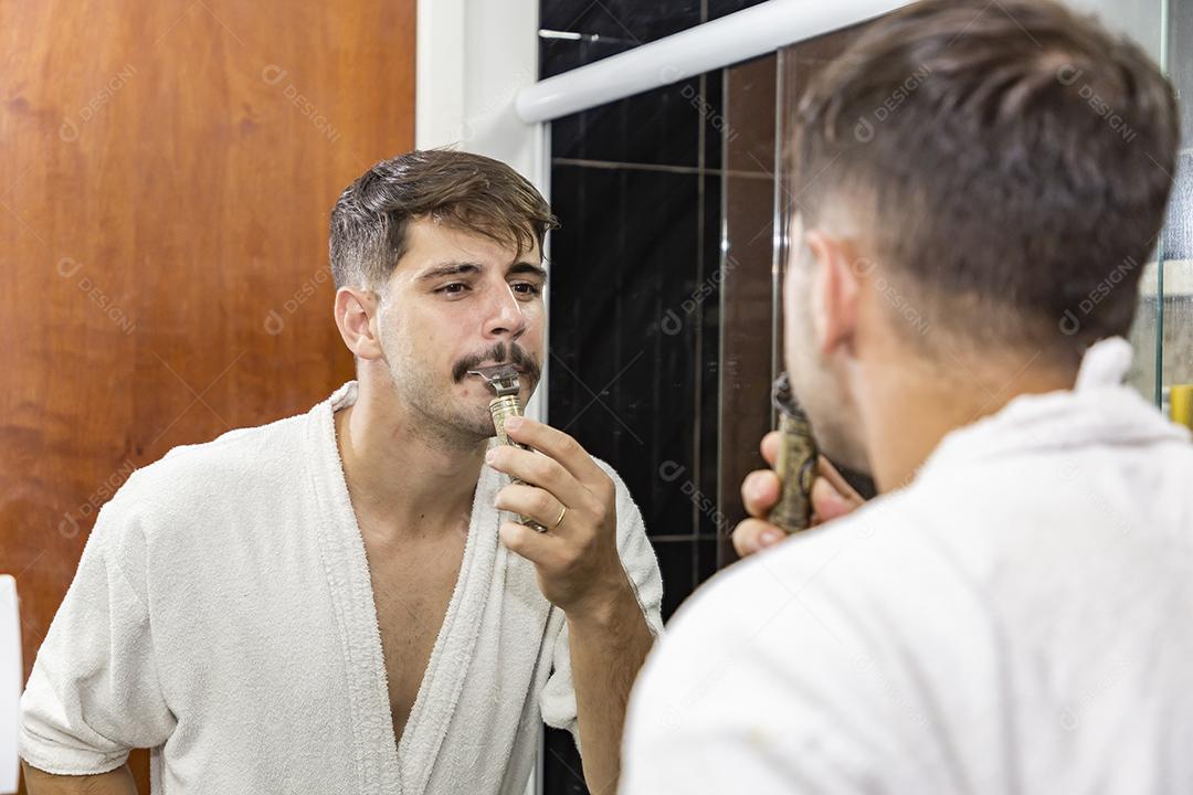 menino barbear e raspar o bigode com o barbeador