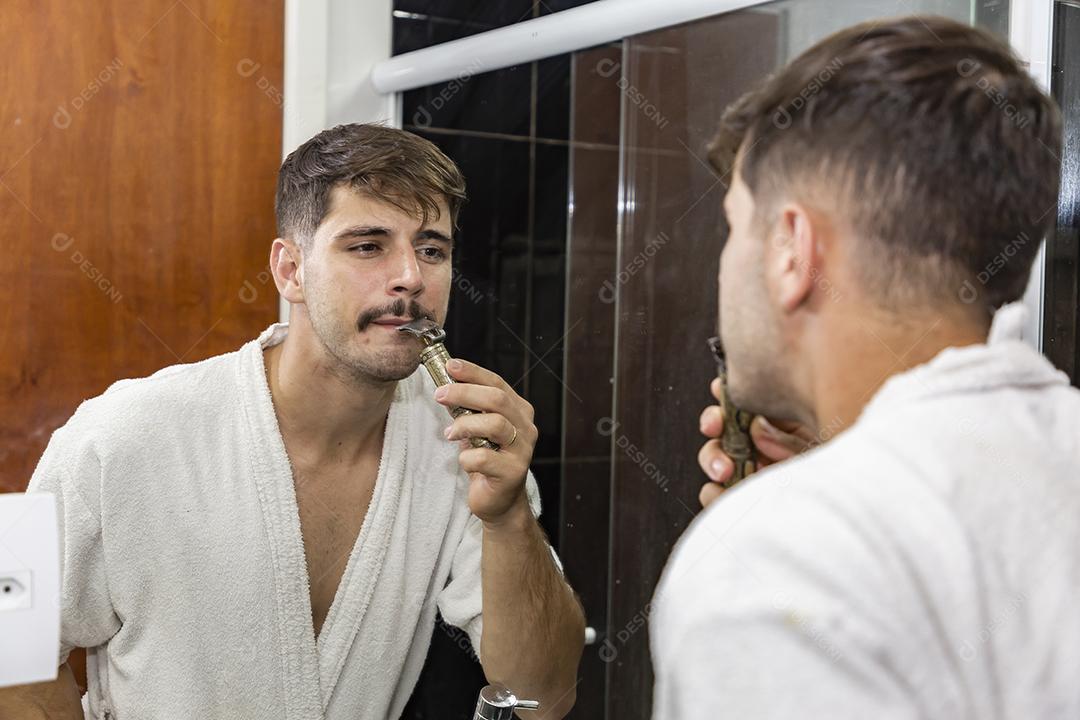 menino barbear e raspar o bigode com o barbeador