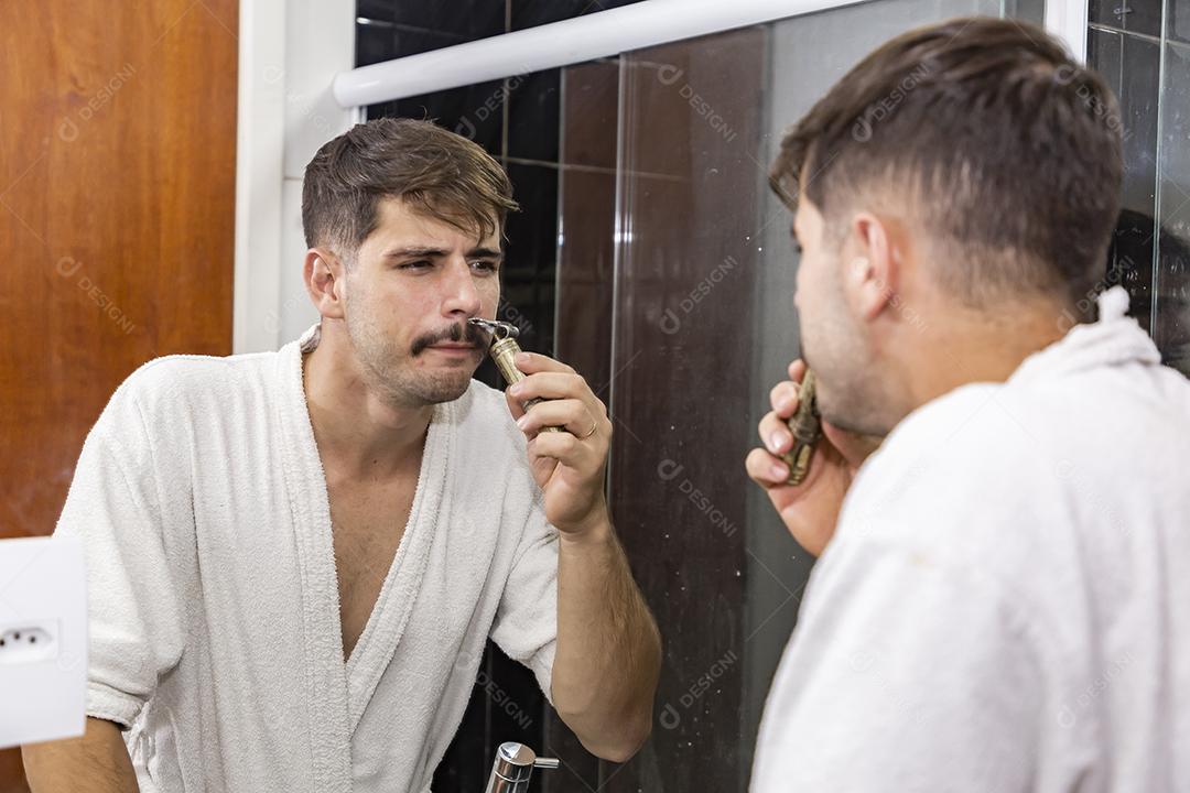 menino barbear e raspar o bigode com o barbeador
