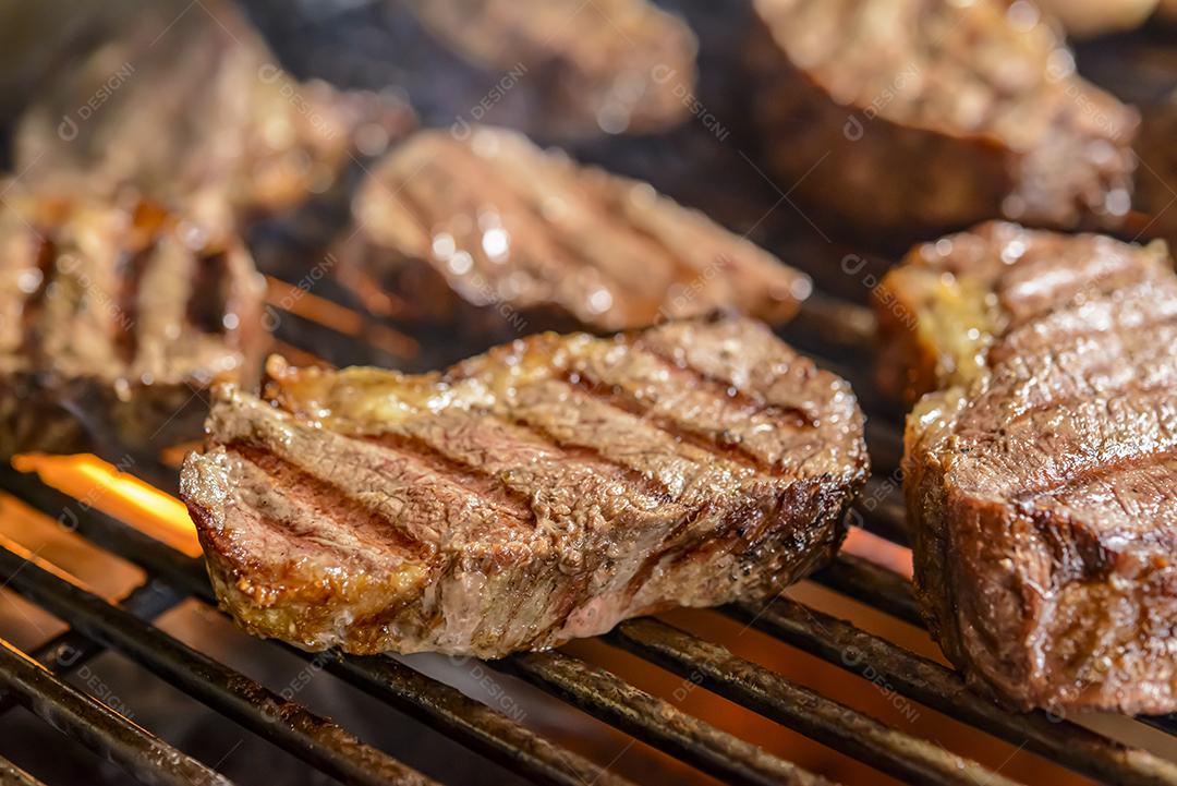 Churrasco de picanha assada na brasa. Essa forma de churrasco é amplamente consumida em todo o Brasil.