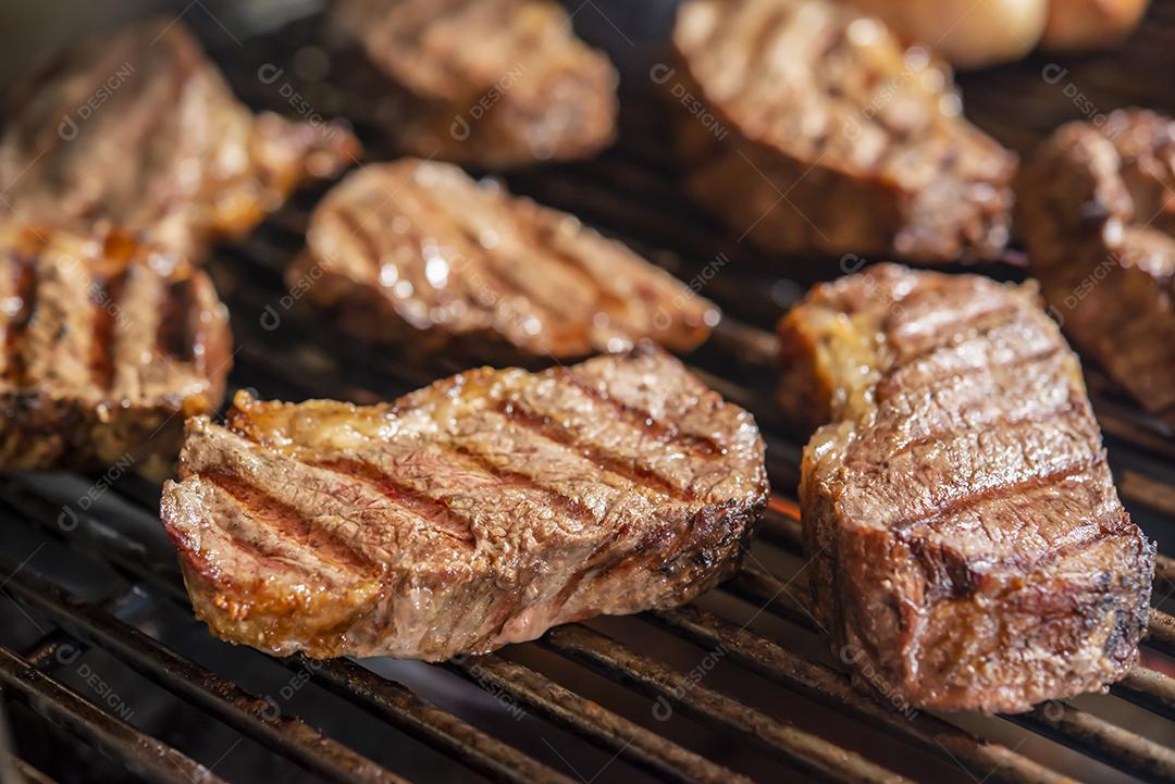 Churrasco de picanha assada na brasa. Essa forma de churrasco é amplamente consumida em todo o Brasil.