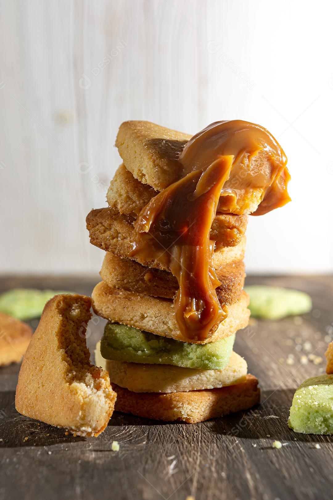 Bolinhos de polvilho empilhado sobre mesa madeira.