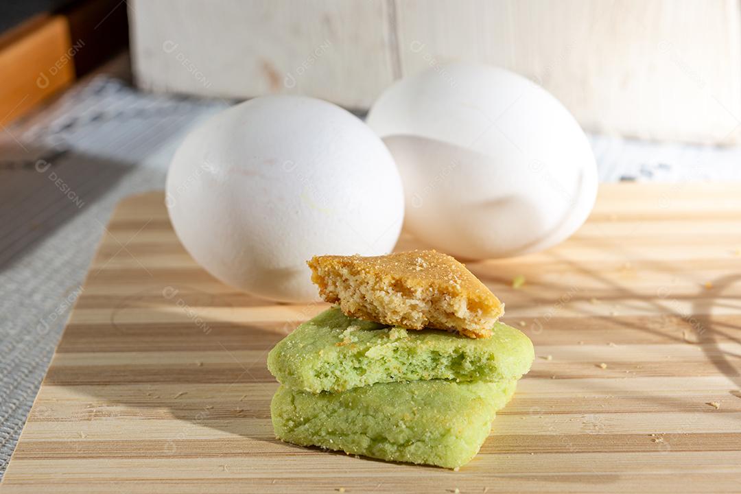 Bolinhos verdes, ovos no fundo sobre mesa madeira.