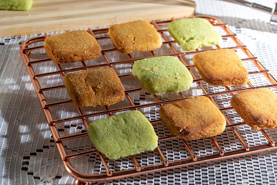Bolinhos de polvilho com doce por cima sobre mesa com grade