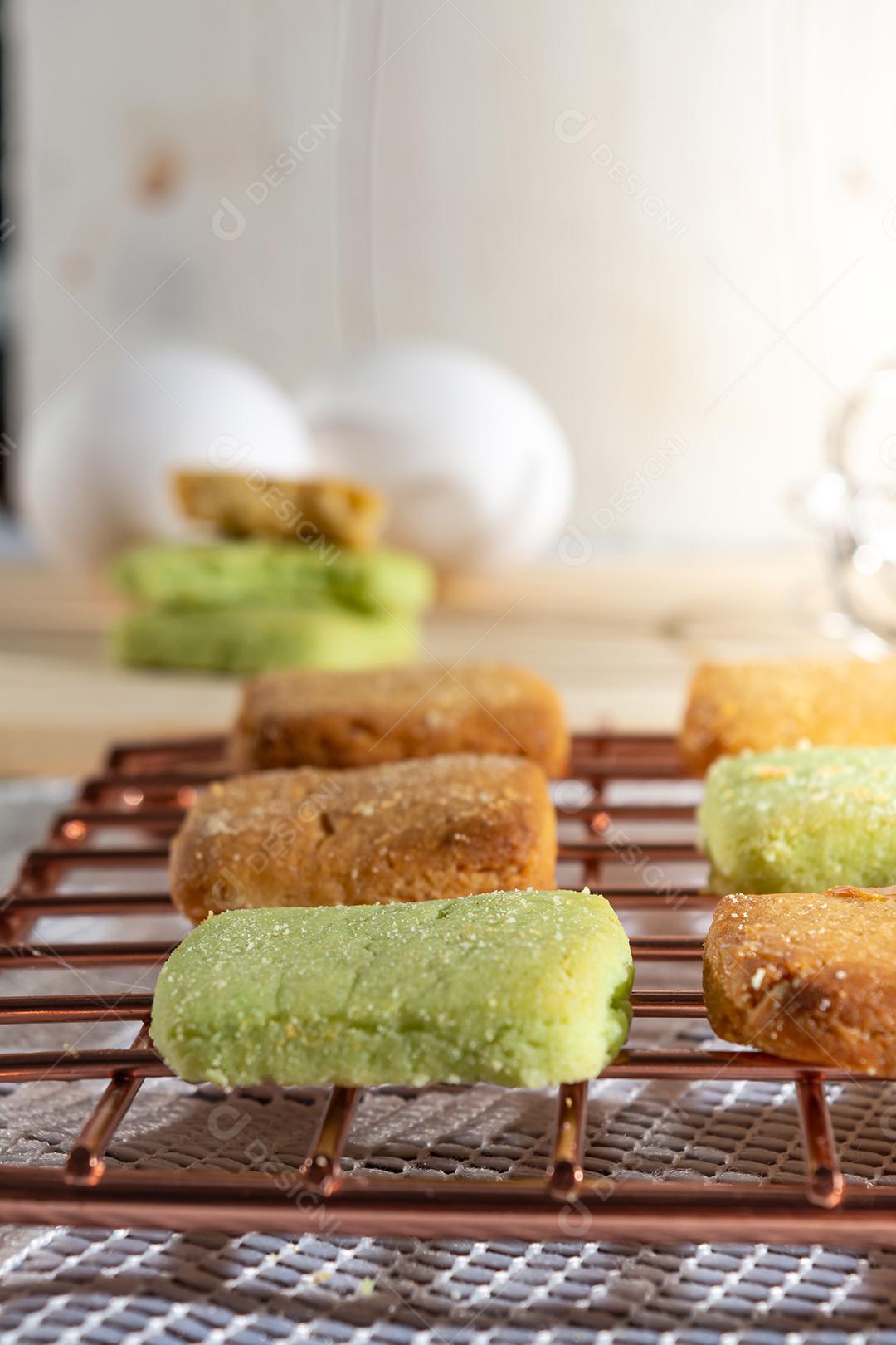 Bolinhos de polvilho com doce por cima sobre mesa com grade