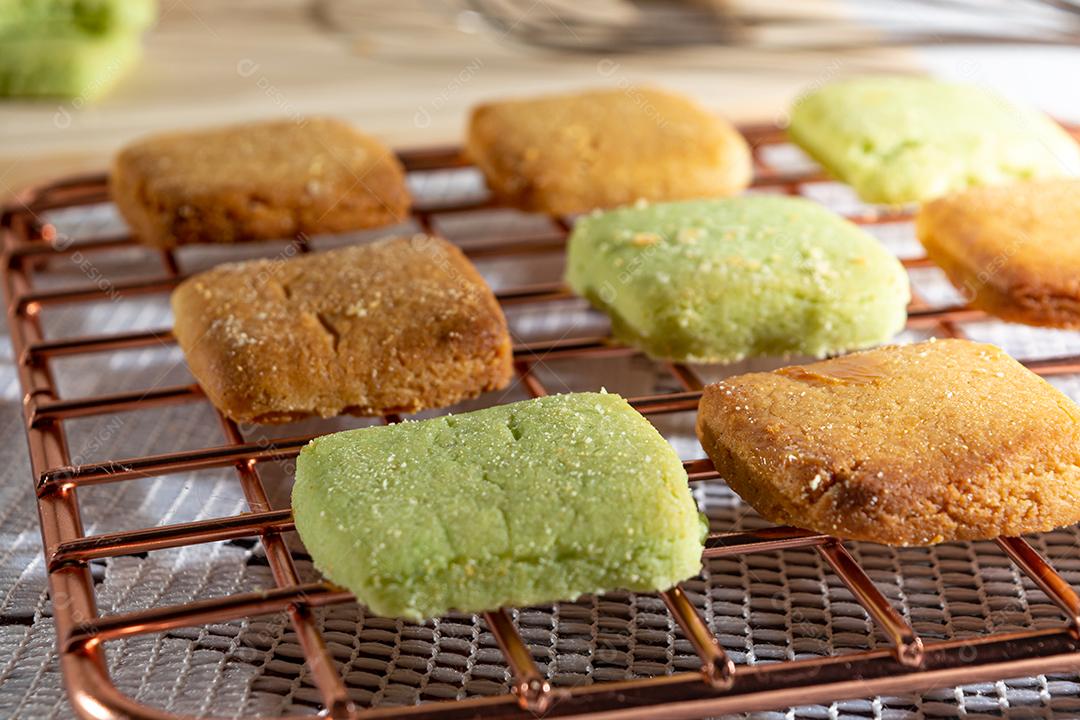 Bolinhos de polvilho com doce por cima sobre mesa com grade