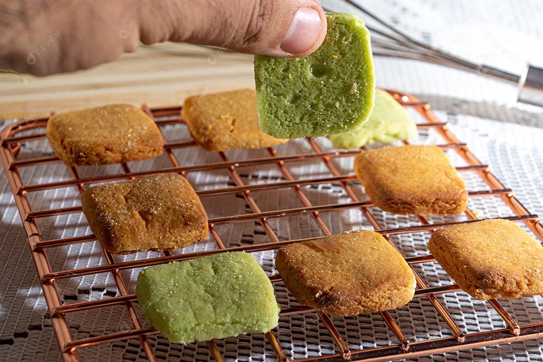 Bolinhos de polvilho com doce por cima sobre mesa com grade