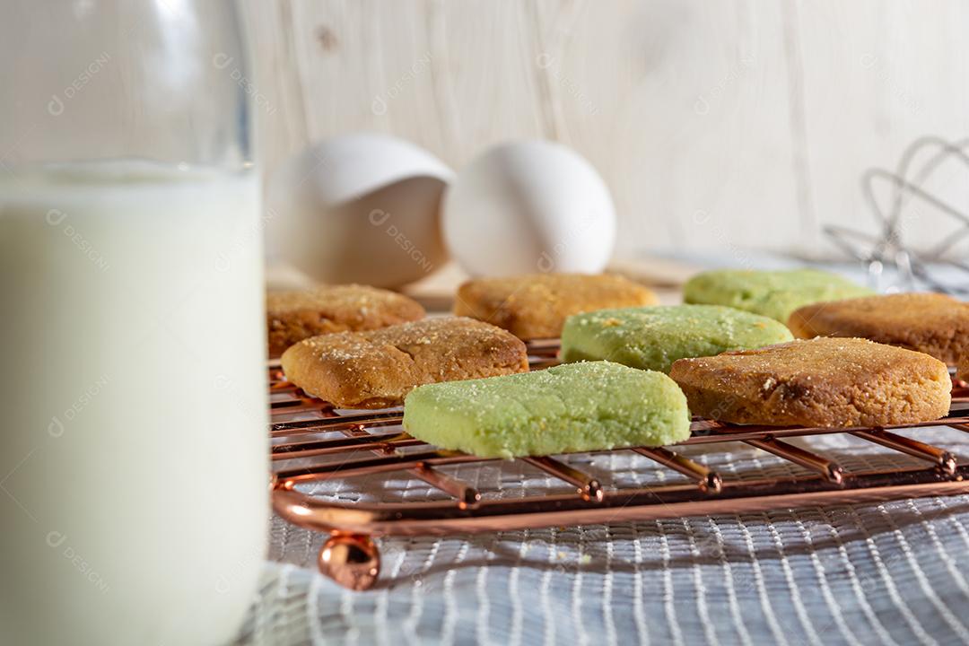 Bolinhos de polvilho com doce por cima sobre mesa com grade