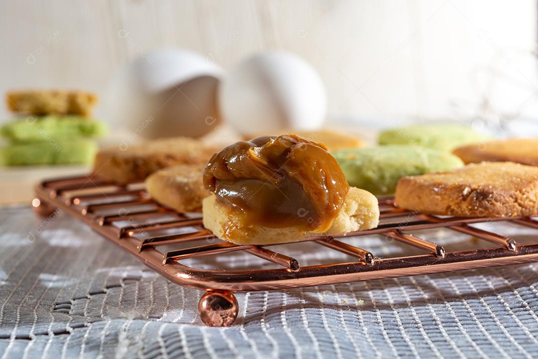 Bolinhos de polvilho com doce por cima sobre mesa com grade