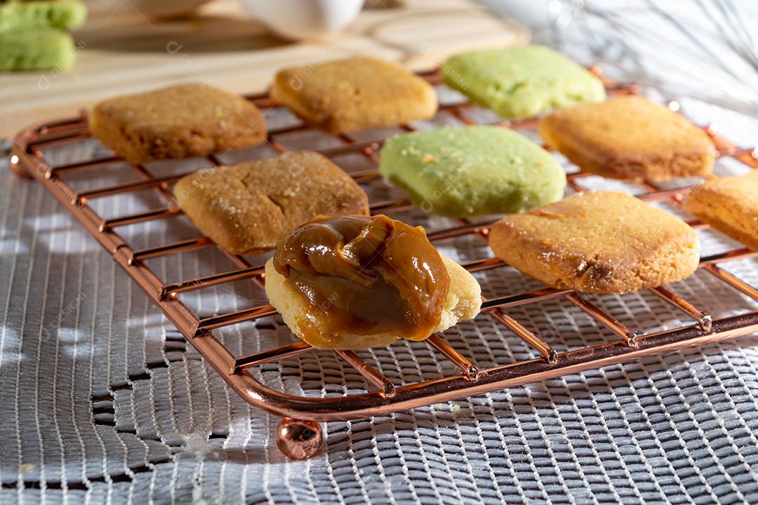 Bolinhos de polvilho com doce por cima sobre mesa com grade