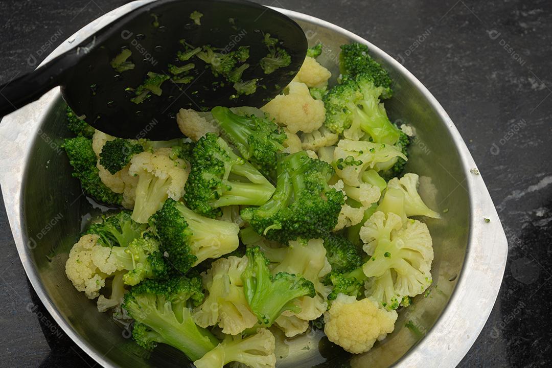 Brócolis cozidos sobre panela. Verdura