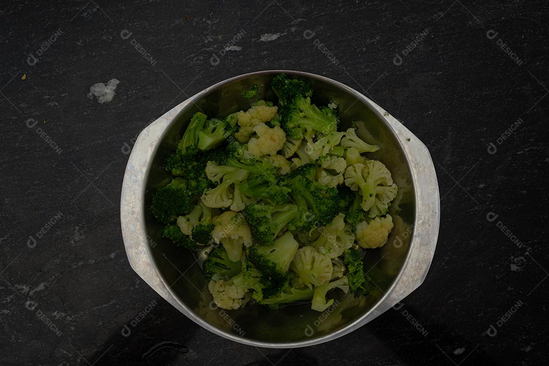 Brócolis cozidos sobre panela. Verdura