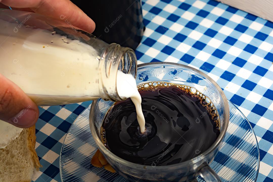 Café com Leite em xícara sobre fundo xadrez azul