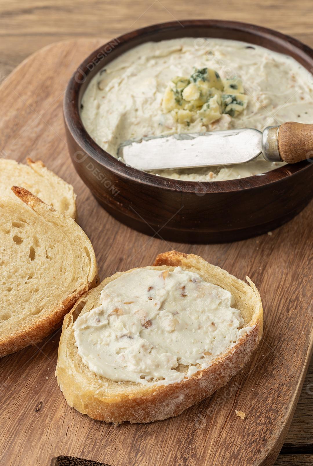 Molho de queijo gorgonzola com pão fatiado. Creme de queijo azul.