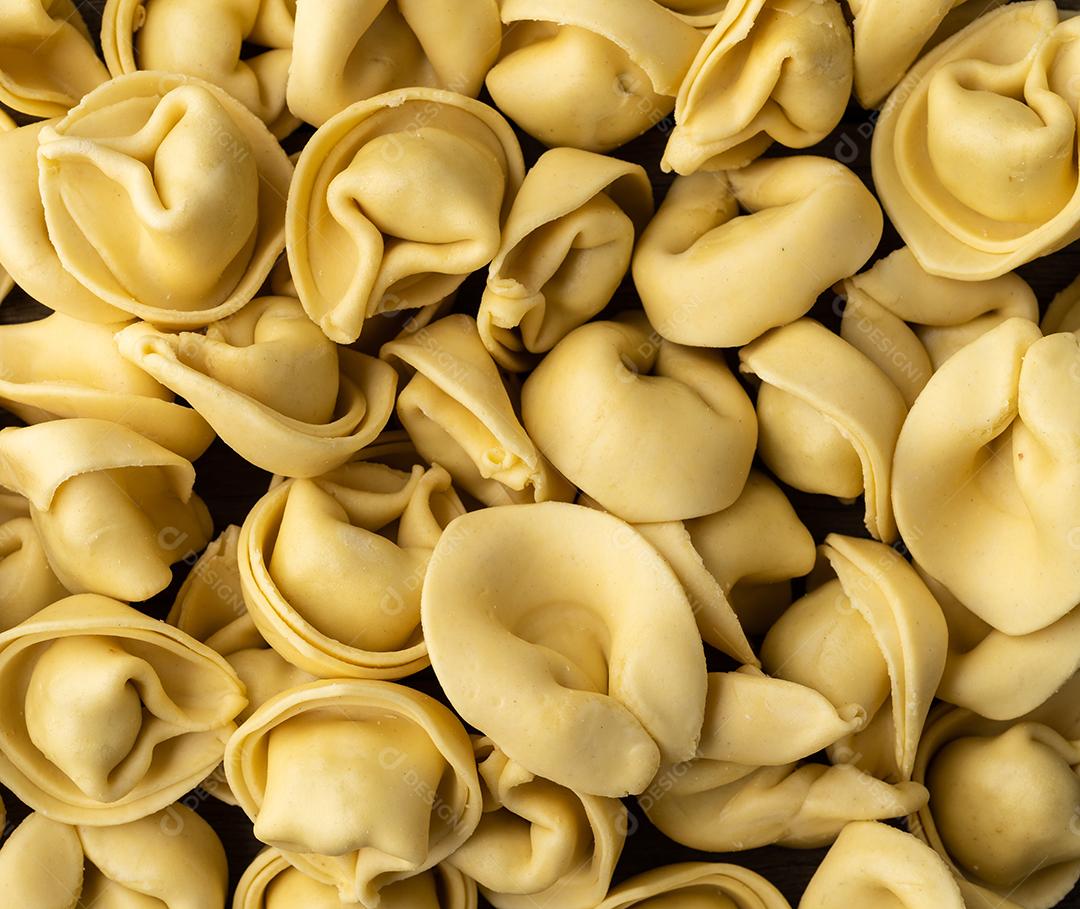 cappelletti ou tortellini de massas italianas cruas.