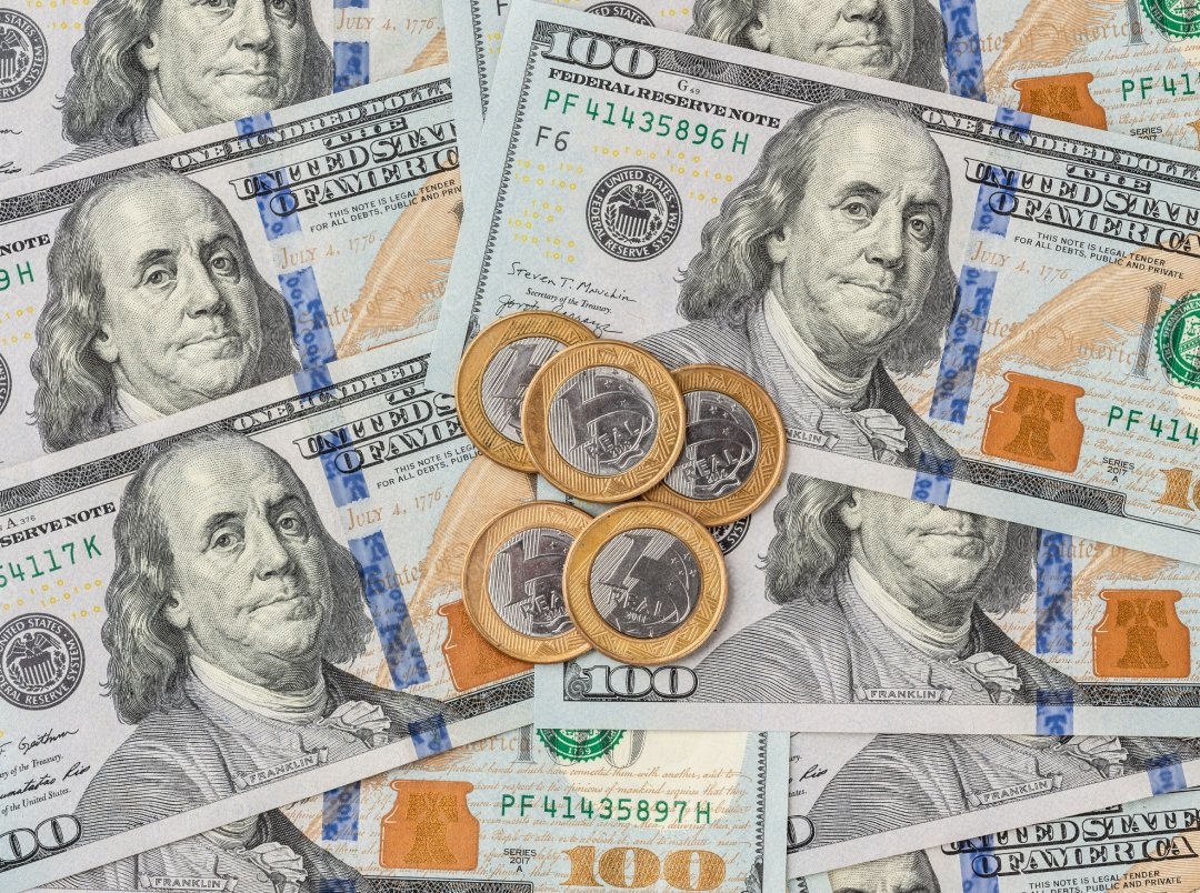 Notas de dinheiro dólares e real