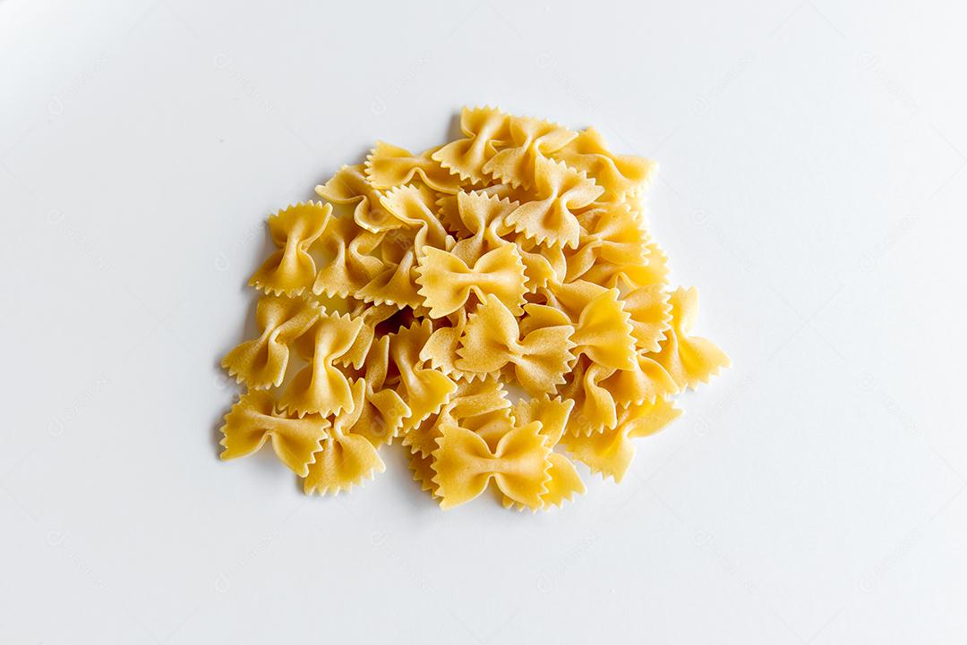 macarrão gravata cru em fundo branco (massa farfalle).