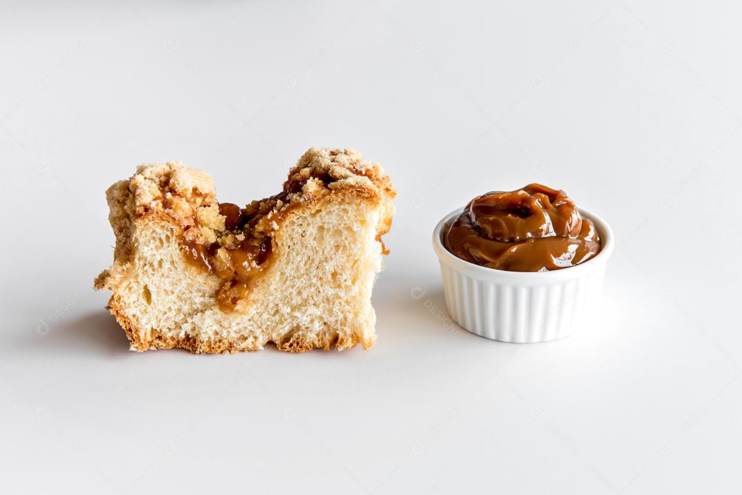 tradicional cuca brasileira recheada com doce de leite.