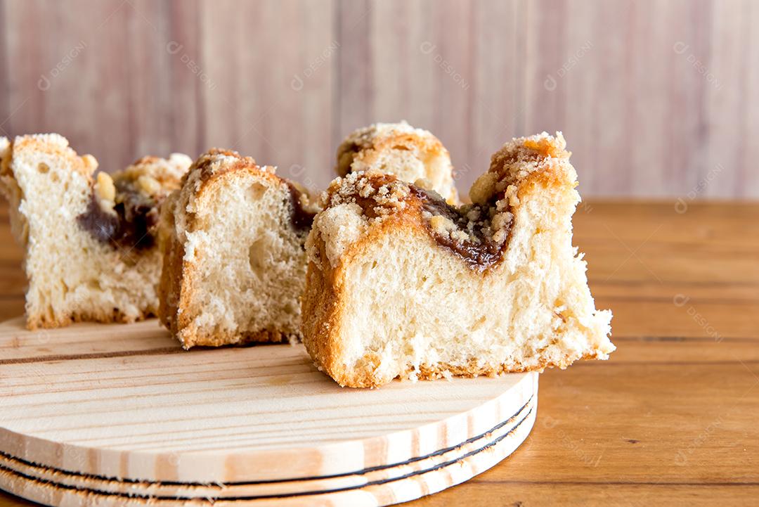 Cuca tradicional brasileira recheada com chocolate delicioso dess