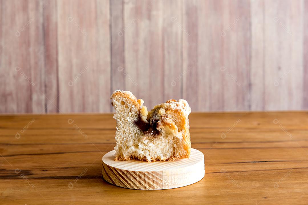 Cuca tradicional brasileira recheada com chocolate.