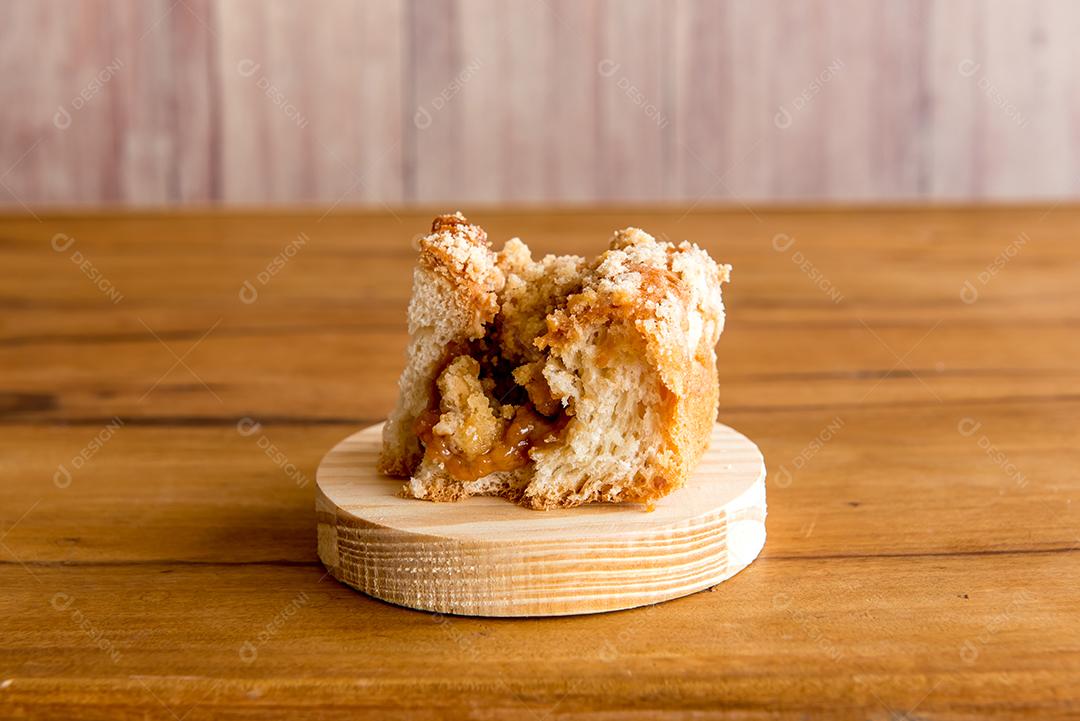 Cuca tradicional brasileira recheada com doce de leite