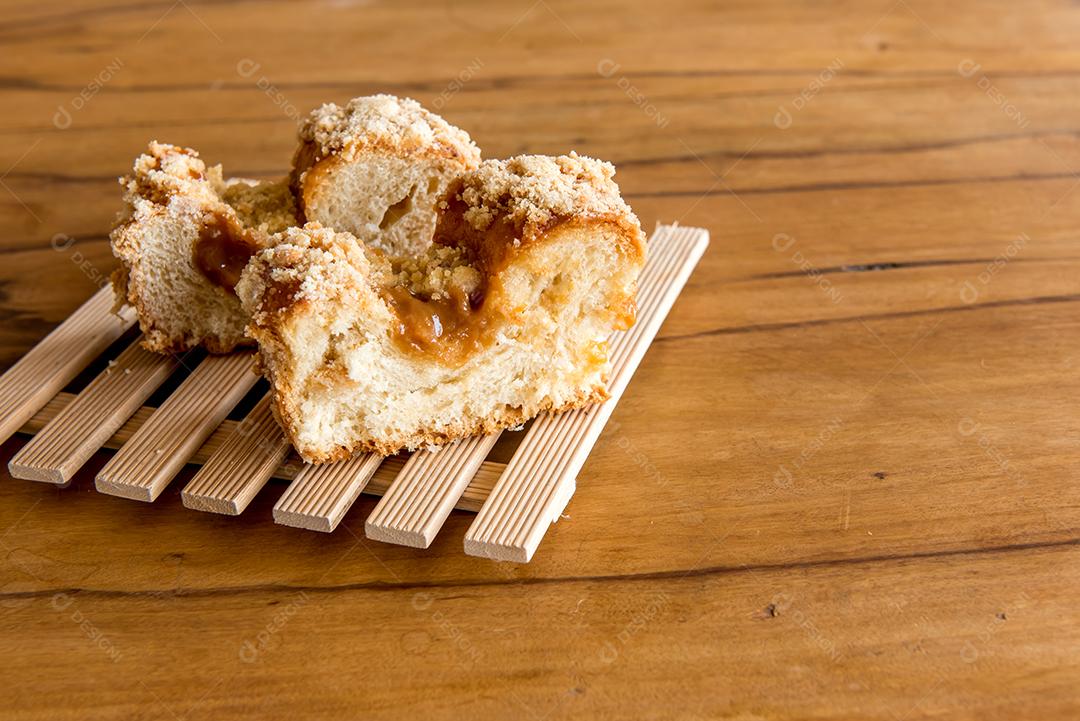 Cuca tradicional brasileira recheada com doce de leite no ta