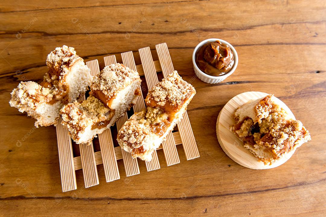 Cuca tradicional brasileira recheada com doce de leite no ta