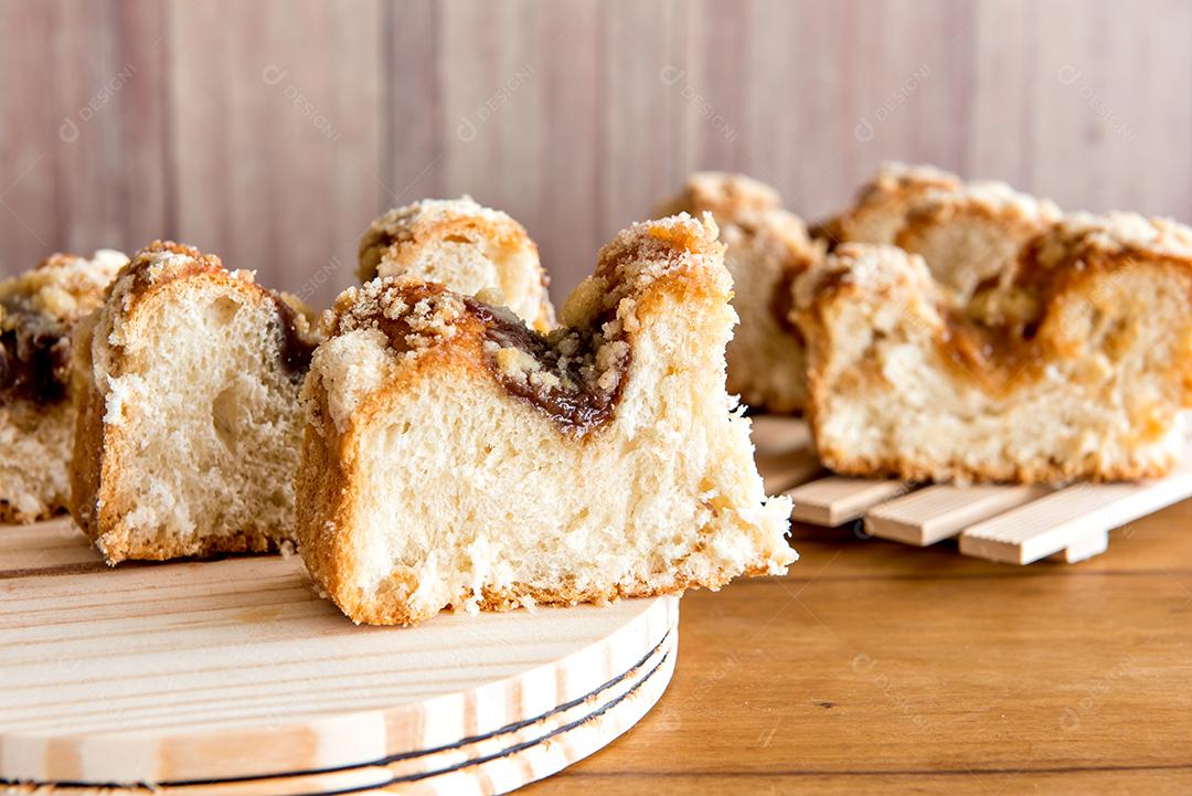 Tradicional cuca brasileira recheada com doce de leite.