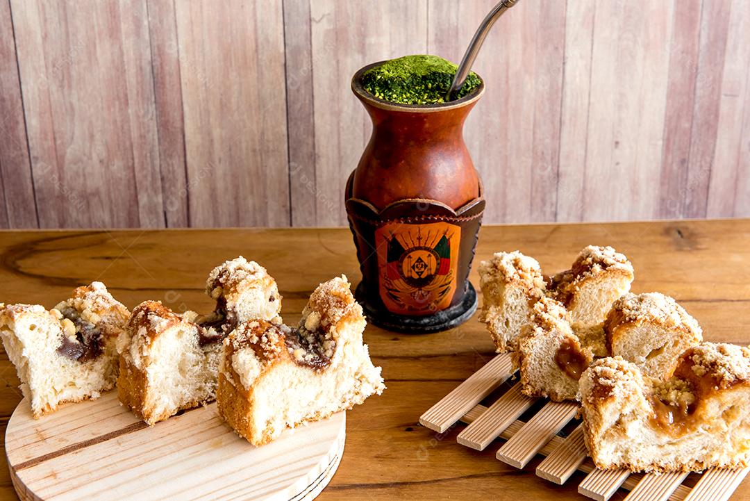 Chá tradicional recheado de cuca e erva-mate, cultura gaúcha.