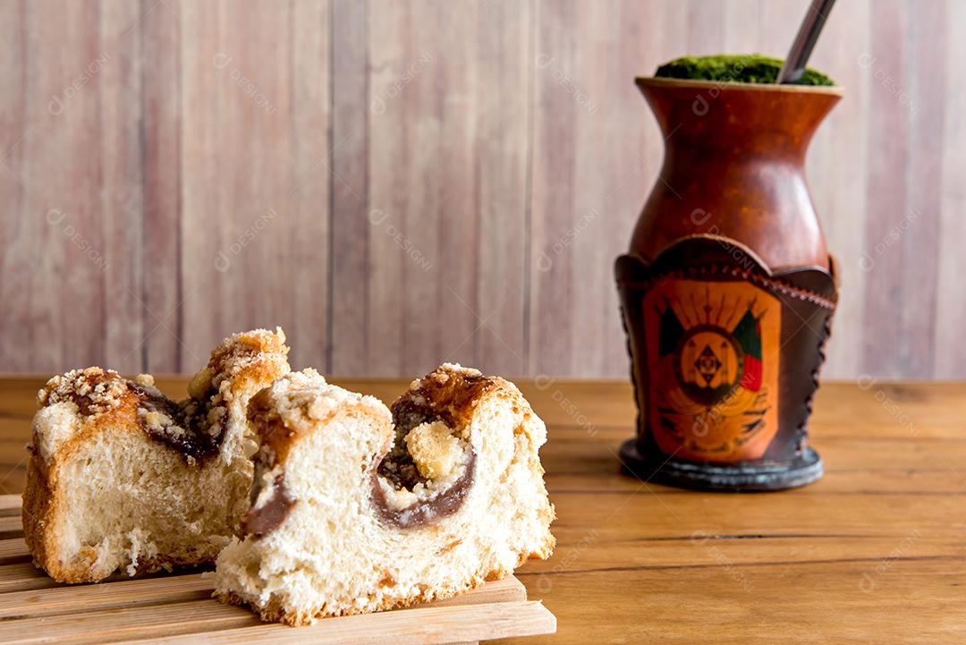 Chá tradicional recheado de cuca e erva-mate, cultura gaúcha.