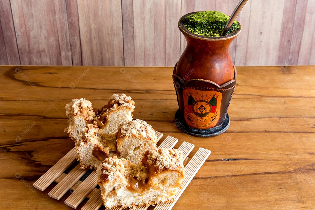 Chá tradicional recheado de cuca e erva-mate, cultura gaúcha.