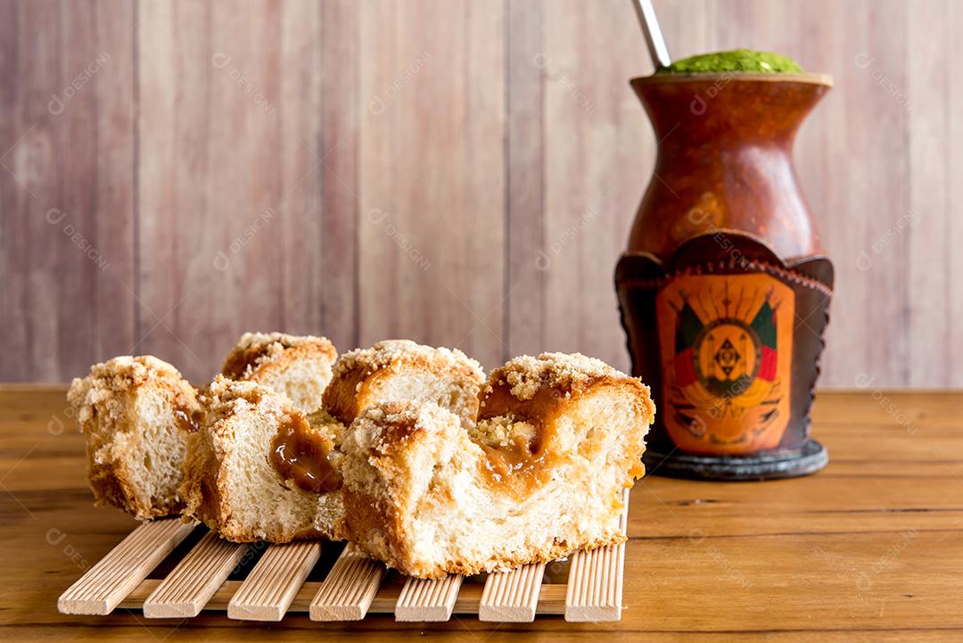 Chá tradicional recheado de cuca e erva-mate, cultura gaúcha.