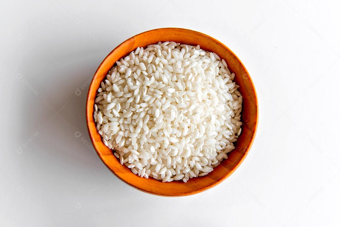 Arroz arbóreo em tigela, arroz de risoto em fundo branco