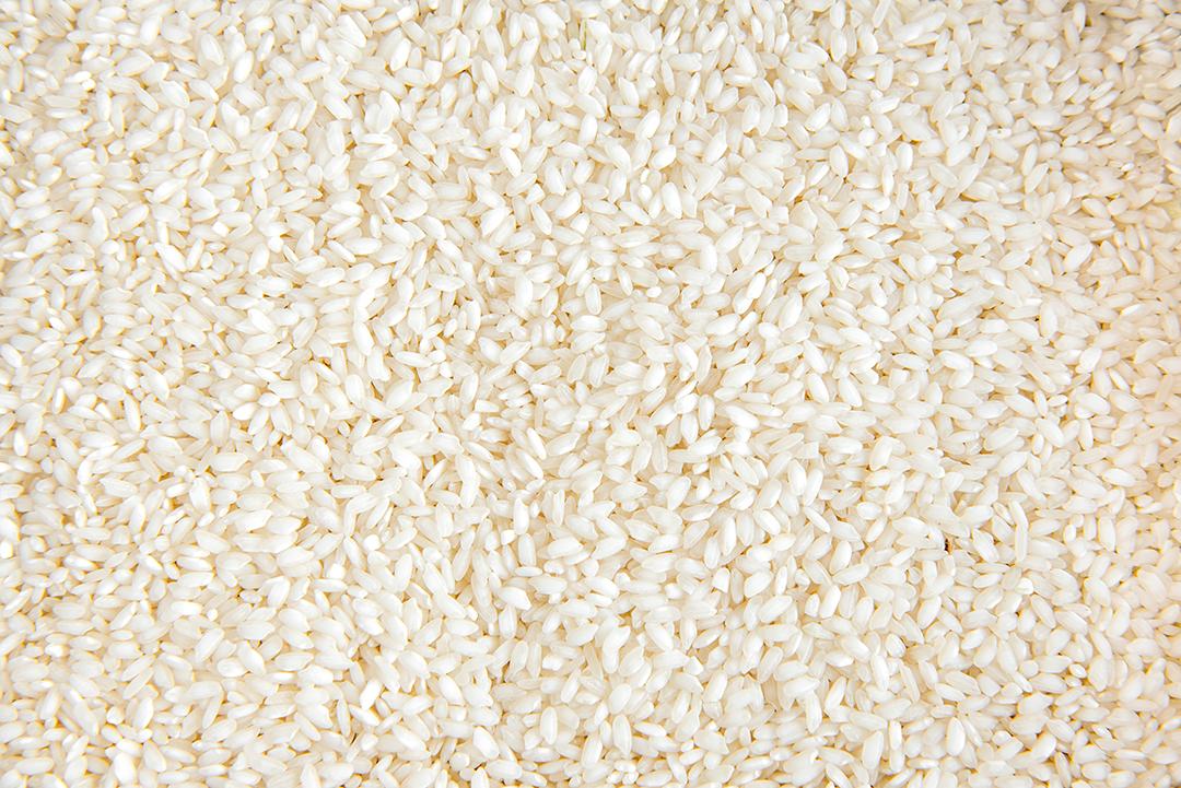 Arroz arbóreo ou arroz risoto textura fundo vista superior.