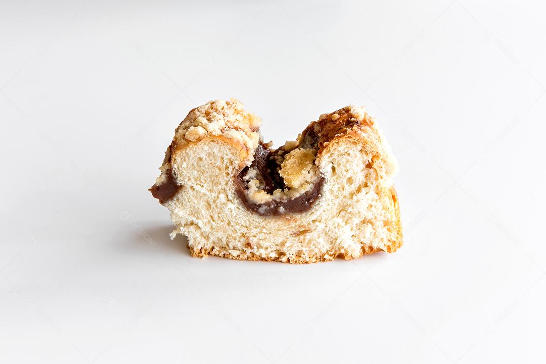 pedaço da tradicional Cuca brasileira recheada com chocolate.